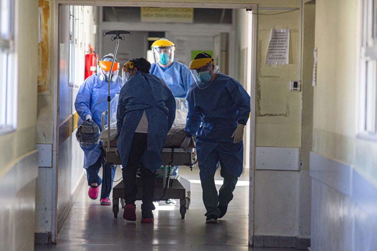 Traslado de un paciente covid por pasillo central del hospital de Roca. Foto: Juan Thomes