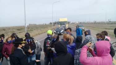 Miembros de la Agrupación Jerusalén cortan la Autovía Norte, en Neuquén. Reclaman por viviendas. (Foto: Gentileza).