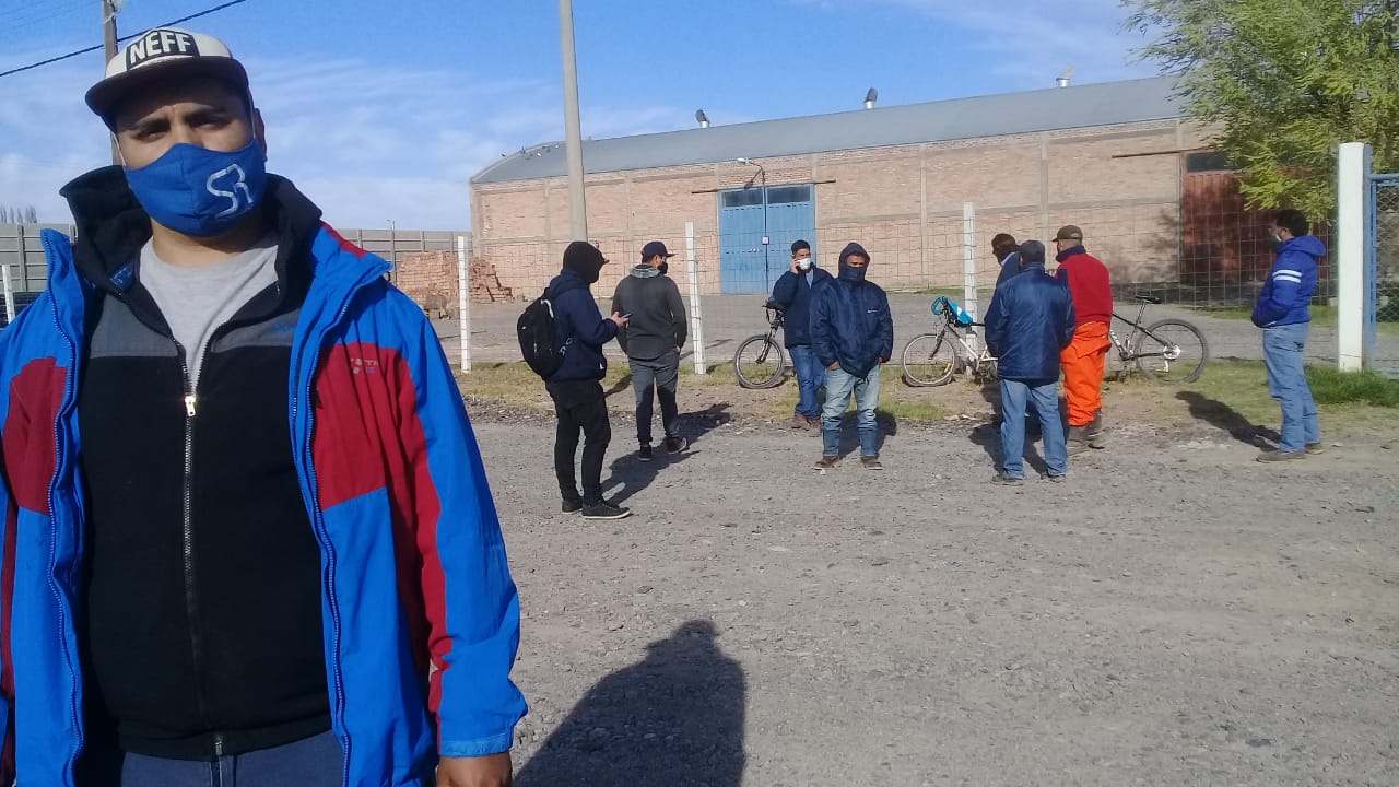 Trabajadores de una empresa de mantenimiento cloacal reclaman el pago de sus salarios frente a la firma, sobre calle Mar del Plata al 729, en Neuquén capital. (Foto: Gentileza).