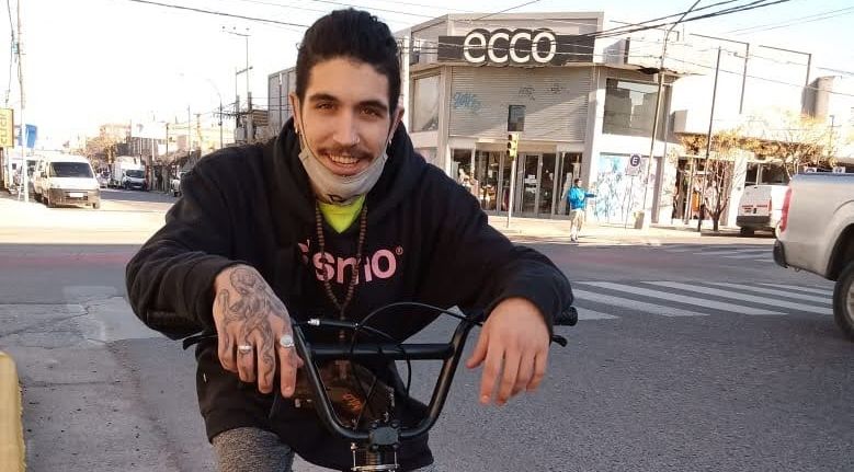 Santiago circulaba en bicicleta cuando un auto lo impactó y lo dejó abandonado sobre la calzada en Centenario. (Foto: Gentileza).