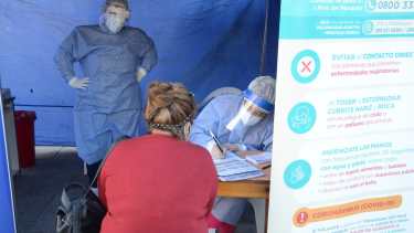 En el tráiler Detectar del centro de Neuquén se realizan hisopados a personas con síntomas. Archivo. Foto ilustrativa: Yamil Regules.