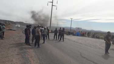 Desocupados cortaron la Ruta 5 y 6 en Rincón de los Sauces. (Gentileza).