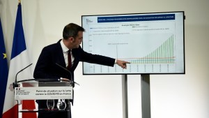 Francia impone restricciones tras 13.000 casos diarios de coronavirus