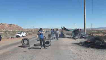 Desocupados cortaron la Ruta 6 y la Ruta 5 en Rincón de los Sauces. A la tarde se retiraron.   (Foto: Gentileza).