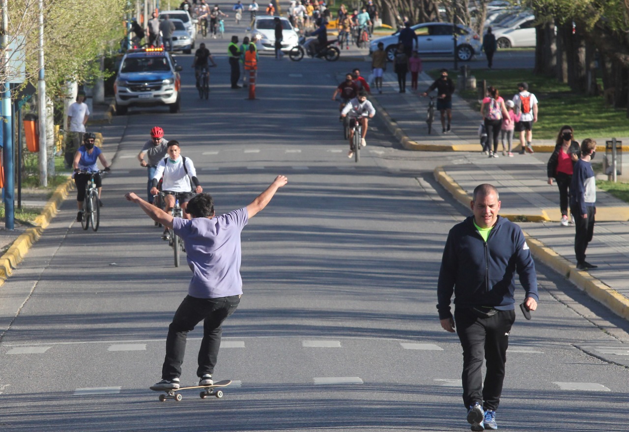 Los domingos sigue prohibido el tránsito vehicular en Neuquén. Foto: Oscar Livera.