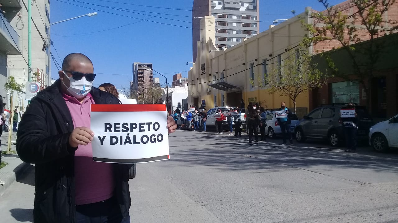 Los manifestantes se apostaron a ambos lados de la calle Roca con carteles. (Gentileza @chechealumine).-