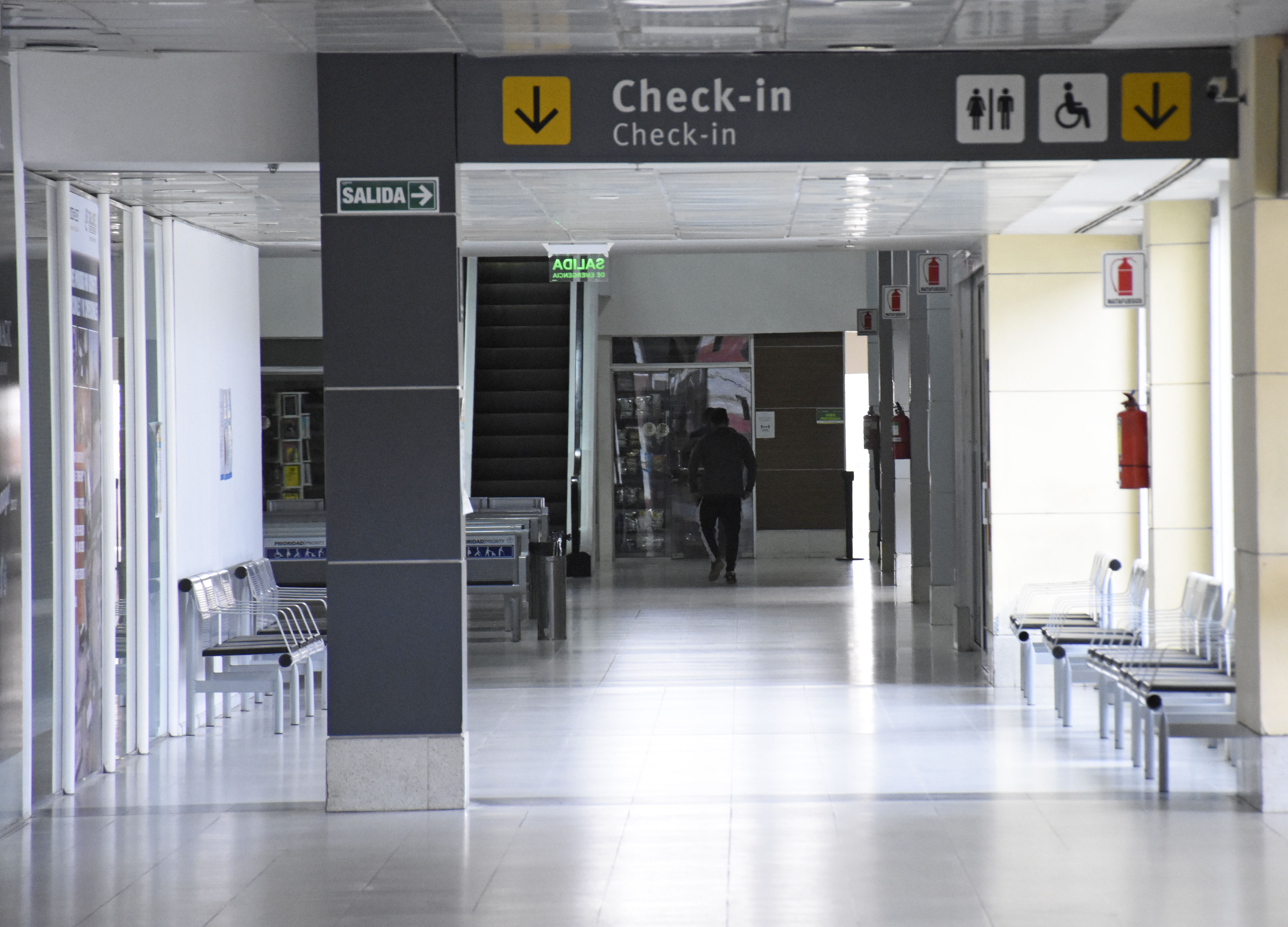 El aeropuerto de Neuquén recibirá hoy el primer vuelo comercial, tras las restricciones. (Foto: Florencia Salto)