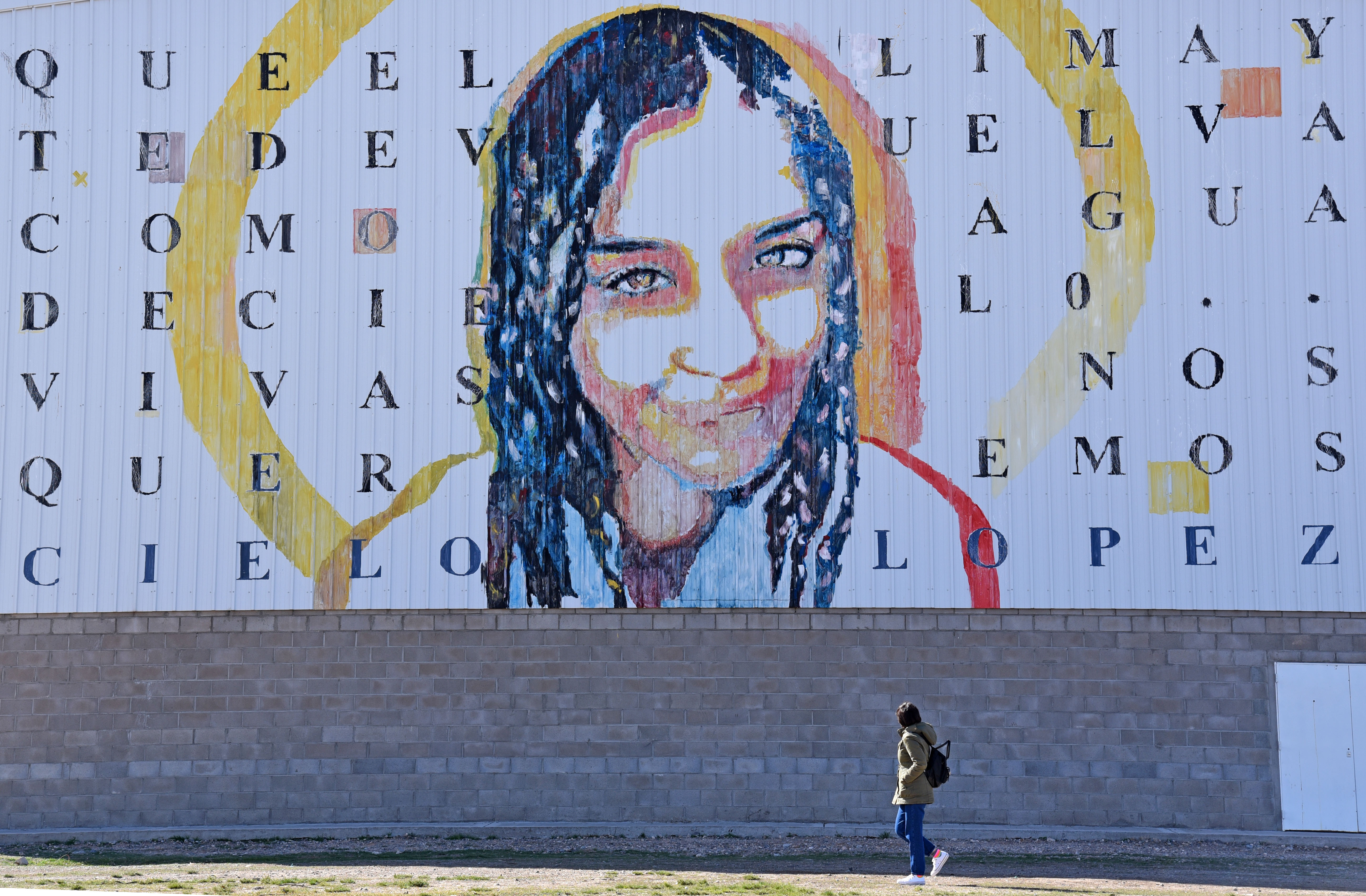 El mural pintado en el gimnasio municipal de Plottier fue realizad por Andrés Zerneri y Geraldine Schroeder, con motivo del aniversario del fallecimiento de Cielo. Foto Florencia Salto.