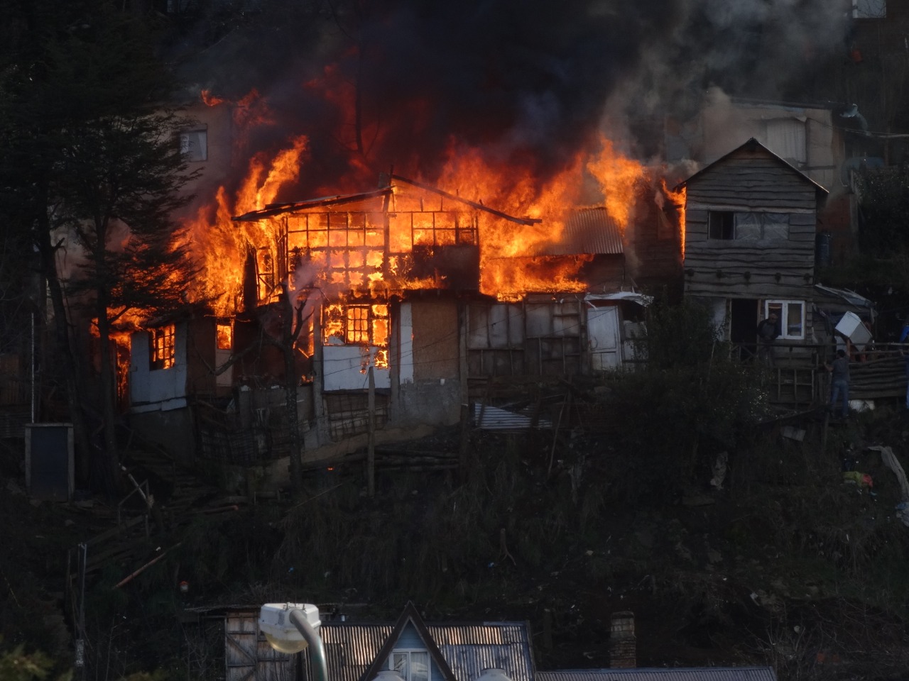 Los trabajos para apagar el fuego se complicaron porque es una zona de difícil acceso. Foto: Gentilleza San Martín Online