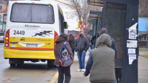 Un pasajero atacó con un cable de cobre a un chofer de Neuquén mientras conducía