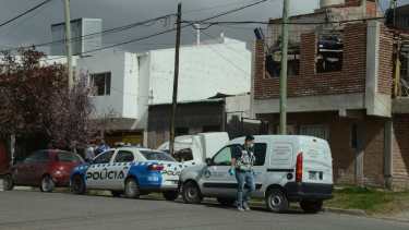 Allanan el edificio donde hallaron muerto a un hombre en Neuquén