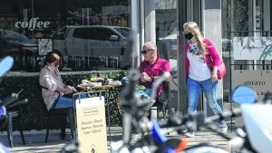 Controles relajados en los comercios que abren sus puertas