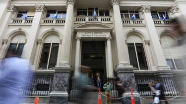 Medidas. El Banco Central devalúa, fija tipo de cambio y sube fuerte las tasas.