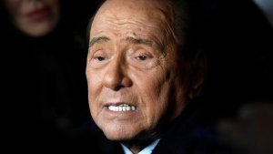 Berlusconi está en una «fase delicada» de su tratamiento por covid-19