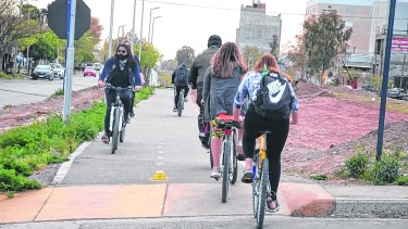 Cada vez más neuquinos utilizan la bici para trasladarse hacia sus lugares de trabajo. (FOTO: Yamil Regules)