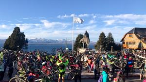 Una vez más, los ciclistas levantaron sus bicicletas en el Centro Cívico de Bariloche