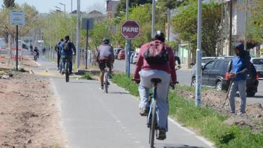 Con los nuevos tramos se podrá ir por la ciclovía desde la rotonda de Autovía Norte hasta el centro de Neuquén.. Foto: Yamil Regules