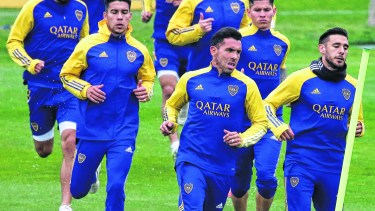 Carlos Tevez y Eduardo Salvio encabezan la fila. Boca va por el pase a octavos ante Libertad. (Foto- Javier Garcia Martino - Photogamma