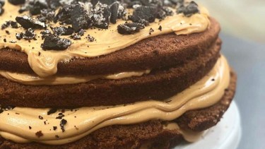 Torta de chocolate en capas y  crema de dulce de leche