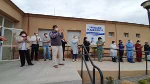 Video: bomberos de Cutral Co y Huincul «abrazaron» a médicos del sanatorio