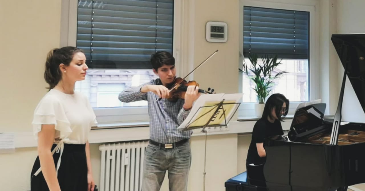 Fiorella y Franco en un ensayo con una pianista en el Conservatorio Hoch en Frankfurt.