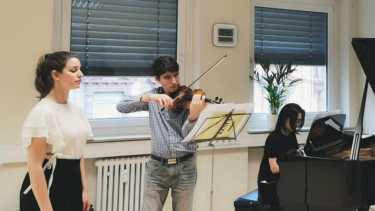 Fiorella y Franco en un ensayo con una pianista en el Conservatorio Hoch en Frankfurt.