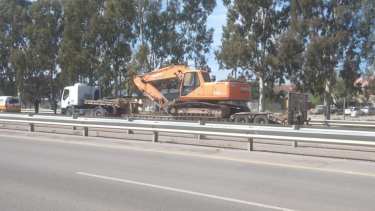 Un camión que transportaba maquinaria provocó el corte de internet.