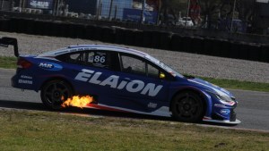 Canapino le ganó en un final de película a Rossi en el Súper TC 2000