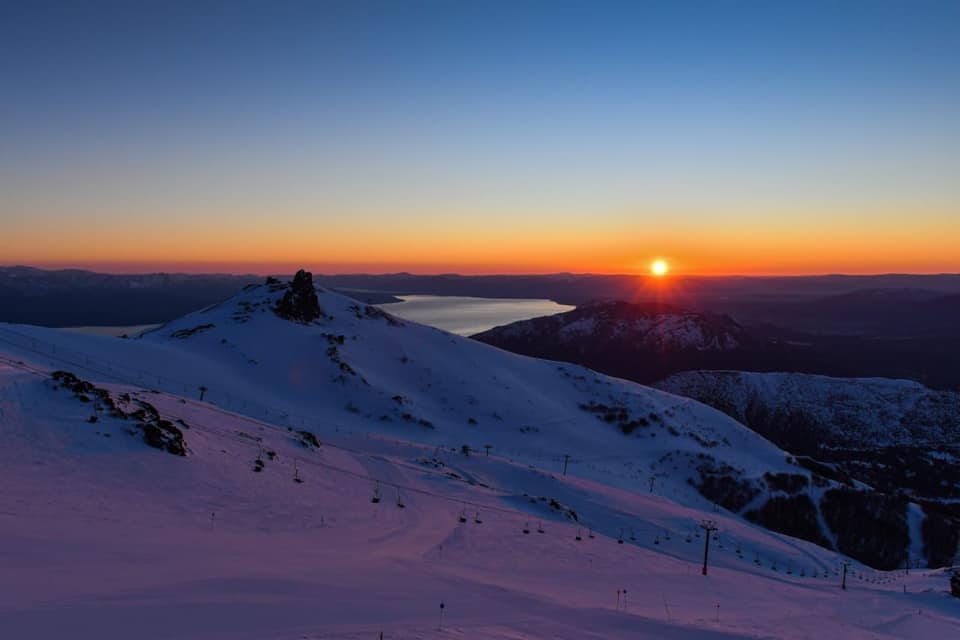 Los últimos amaneceres desde la cima del cerro Catedral dieron pie a grandes jornadas de esquí. Hoy cierra la temporada. Foto Gentileza Capsa