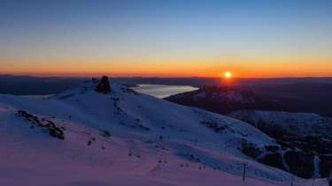 Los últimos amaneceres desde la cima del cerro Catedral dieron pie a grandes jornadas de esquí. Hoy cierra la temporada. Foto Gentileza Capsa