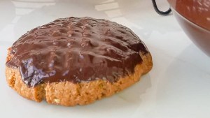 Galletitas de coco pintadas con chocolate