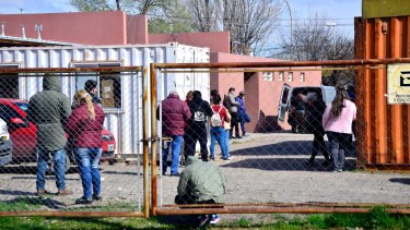 En el hospital de Regina la gente espera para someterse al hisopado. (Foto Néstor Salas)