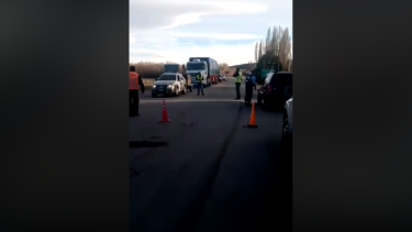 El control de Junín de los Andes, donde fue hicieron esperar dos horas a Tobias y sus padres. (Foto: captura de video)