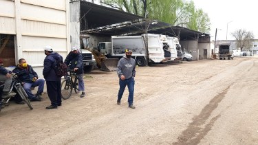 Trabajadores del municipio definieron hoy continuar con la retención de servicios. (Foto Néstor Salas)
