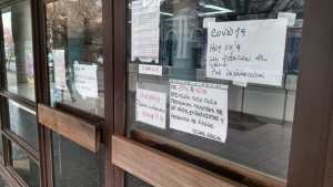 Un cartero dio positivo y suspendieron la atención en el correo, en Roca