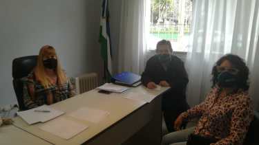 Dirigentes de UPCN entregaron la respuesta en la sede de la Función Pública en Viedma. Foto: gentileza.