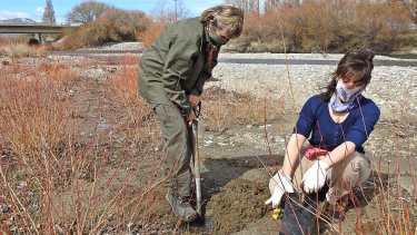 La plantación estuvo guiada por Leonardo Gallo del INTA Bariloche. Foto: gentileza