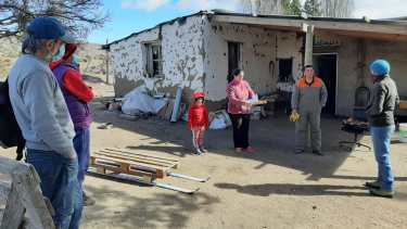 Diseñadores de Bariloche crearon trineos y los entregaron a pobladores de parajes de la Región Sur. Gentileza