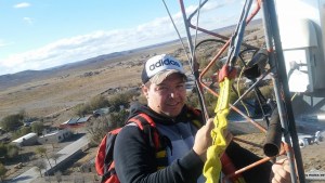 Mauricio, de esquilar a instalar fibra óptica para conectar a Maquinchao