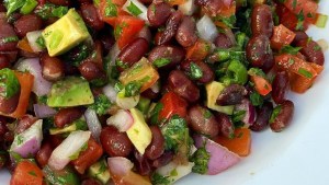 Ensalada de porotos negros y palta para acompañar unos bifecitos de pollo a la plancha