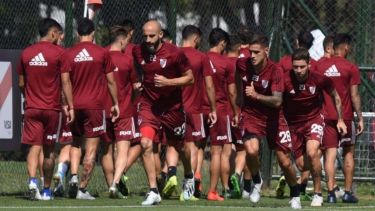 El plantel de River entrenó ayer en Ezeiza, hoy viajará a Perú y mañana jugará ante Binacional por la cuarta fecha del Grupo D.