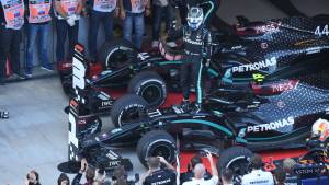 Bottas aprovechó la sanción de Hamilton y volvió al triunfo en la Fórmula 1