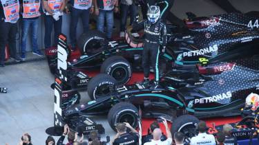 Bottas aprovechó la sanción de Hamilton y volvió al triunfo en la Fórmula 1