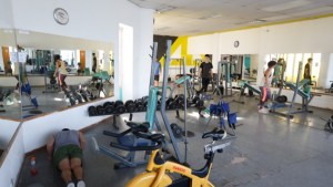 ¿Es bueno ir al gimnasio todos los días? Los síntomas en el cuerpo del exceso de ejercicios