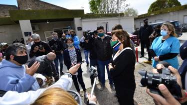 La gobernadora  estuvo en el hospital de Regina, donde escuchó pedido de vecinos y trabajadores. (Foto Néstor Salas)