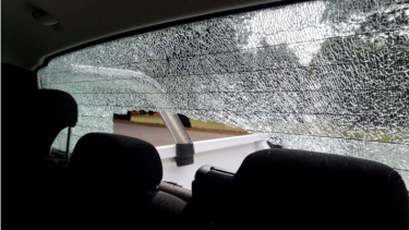 La camioneta en la que se trasladaban los guardaparques sufrió varios daños. Foto: gentileza