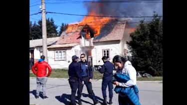 El fuego consume el techo de una vivienda de madera del patrimonio histórico de Bariloche.