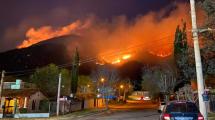 Imagen de Incendios en Villa Carlos Paz: 26 evacuados y 3 bomberos heridos