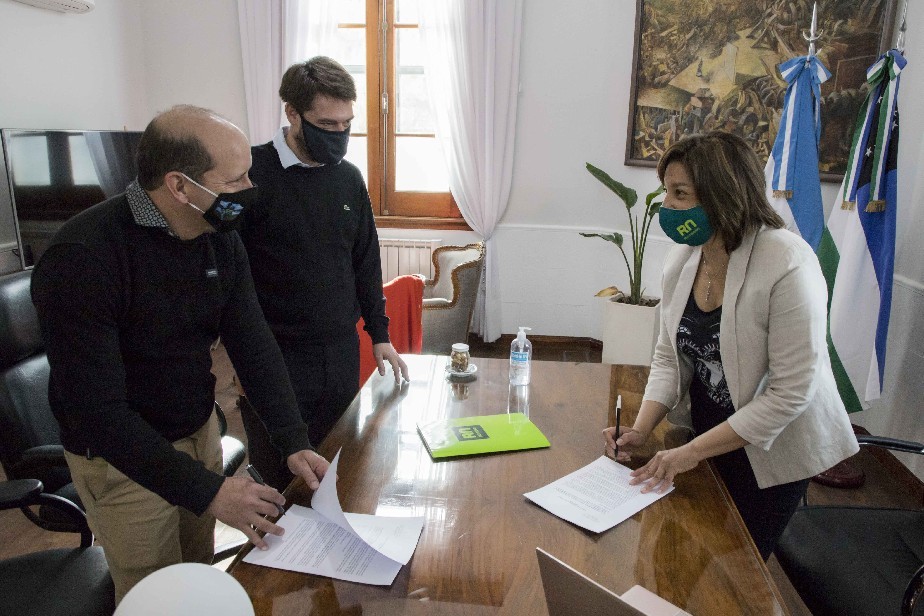 Javier Garavaglia y Arabela Carreras firmaron el convenio respectivo. Foto: gentileza.