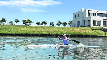 El viedmense junto al resto del equipo de canotaje de velocidad trabaja en el Club Nordelta. La misión es seguir creciendo.